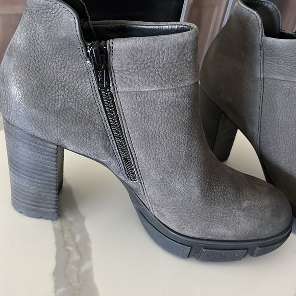 NWT NO BOX Paul Green platform boots. Charcoal color. - Picture 3 of 7